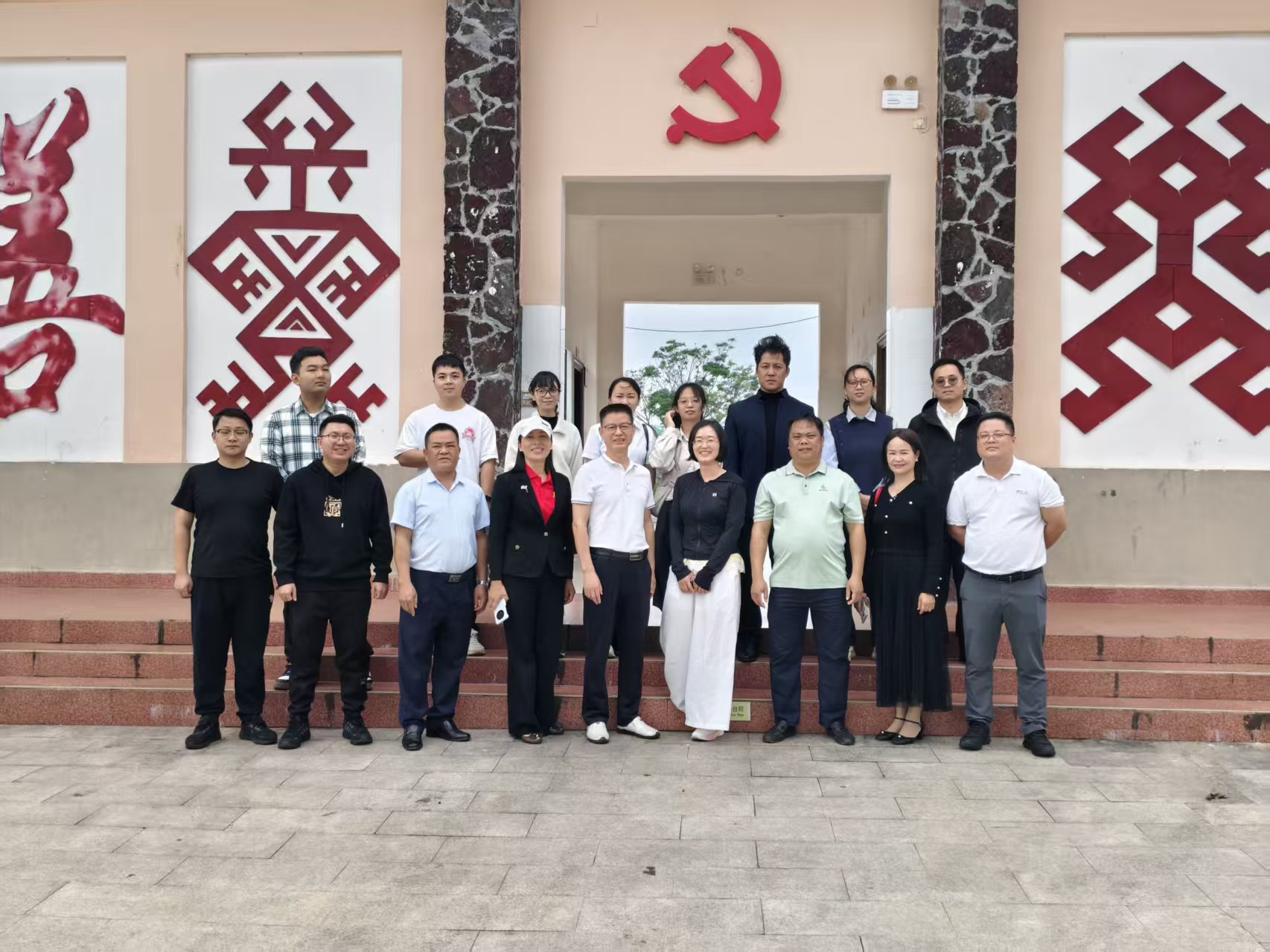 海南萬泰公司黨支部參加省建設信息協會赴白沙縣助力鄉村振興調研活動